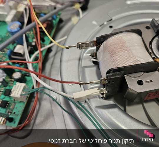 חוטים ורכיבים אלקטרוניים בתוך מכשיר חשמלי
